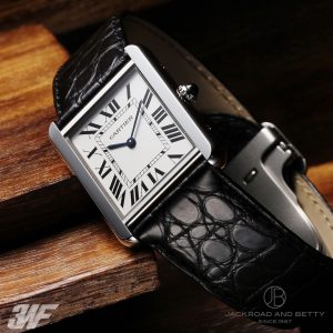 Alternative view of The Cartier Tank W5200003 and W5200005 models were released simultaneously as a couple's watch set in large and small sizes. Following the previous replica design, they utilize genuine factory components to assemble a peerless clone, powered by an authentic imported Swiss quartz movement that rivals the genuine article in every detail. The Cartier Tank Solo awaits the discerning appreciation of watch enthusiasts.【Case】 The square case conceals intricate craftsmanship. Achieving the perfect interplay of rounded and sharp corners demands exceptional skill. Each finished piece embodies the watchmaker's relentless pursuit of perfection through patience and perseverance.【Exquisite Details】Bullet-shaped spinel stones, silver-plated pearlescent dials, and blued steel hands—all sourced from original accessory manufacturers. Combined with other components, the replica achieves unparalleled authenticity. 【Strap】Italian calfskin leather ensures exceptional comfort. Medium size dimensions: 34.8mm x 27.4mm. Small size dimensions: 31mm x 24.4mm. Watch enthusiasts are welcome to inquire and appreciate.